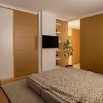 Apartman Smartly Designed Flat With Balcony & Parking By Flat Mаnаger