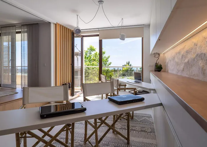 Smartly Designed Flat With Balcony & Parking By Flat Mаnаger *