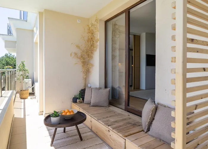 Smartly Designed Flat With Balcony & Parking By Flat Mаnаger Apartment