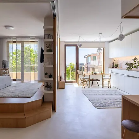 Daire Smartly Designed Flat With Balcony & Parking By Flat Mаnаger *