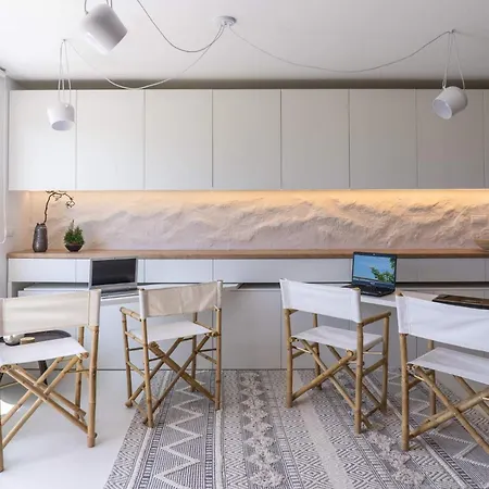 Daire Smartly Designed Flat With Balcony & Parking By Flat Mаnаger