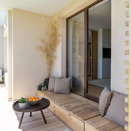 Smartly Designed Flat With Balcony & Parking By Flat Mаnаger Daire