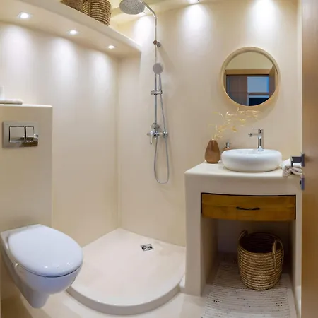 Daire Smartly Designed Flat With Balcony & Parking By Flat Mаnаger